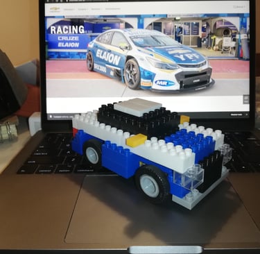 a lego - style car is shown on a laptop Corporasti regalos empresariales