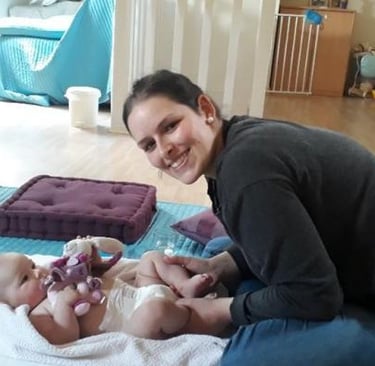 femme heureuse massant son bébé