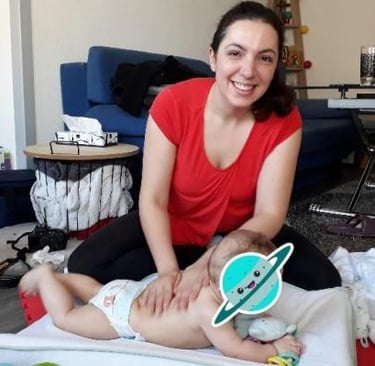 femme heureuse massant son bébé