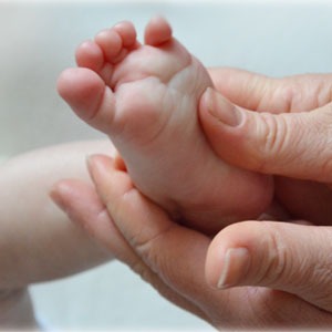 Massage apaisant du pied d'un bébé