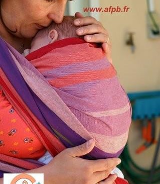 femme en portage en écharpe avec son bébé endormi