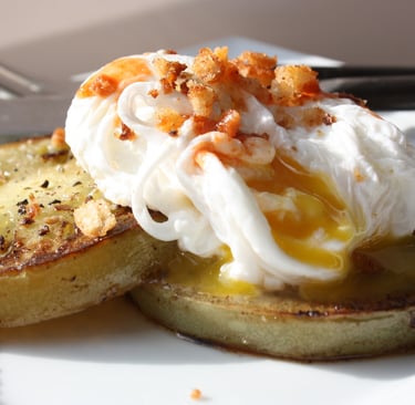fried green tomatoes with poached egg