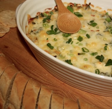 spinach artichoke dip with baguette