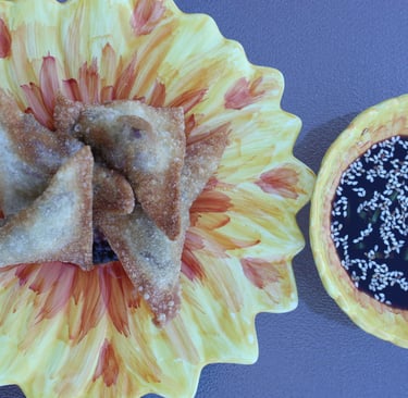 wontons with dipping sauce