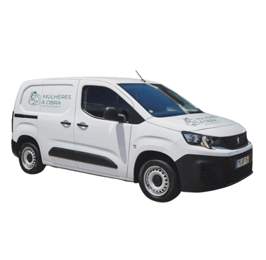 carrinha com logotipo Mulheres à Obra