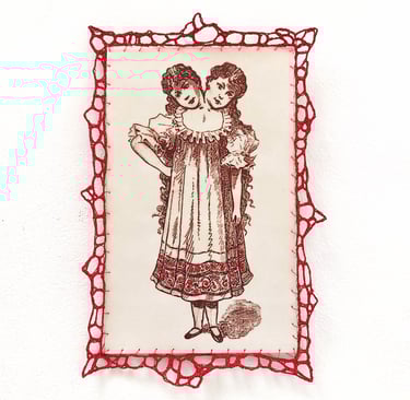 Cuadro Siamesa de porcelana e hilo rojo. Cerámica La Casa de las Arañas