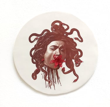 Cuadro de porcelana e hilo rojo de Medusa. Cerámica La Casa de las Arañas