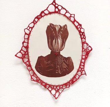 Cuadro Señora Tulipana de porcelana e hilo rojo. Cerámica La Casa de las Arañas