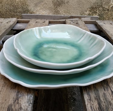 Platos de porcelana esmaltado en verde y blanco . Cerámica La Casa de las Arañas