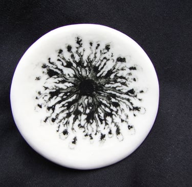 Broche Eguzkilore de porcelana. Cerámica La Casa de las Arañas