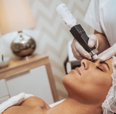 microdermoabrasion en casa tratamiento facial con dispositivo en clinica estetica 2025
