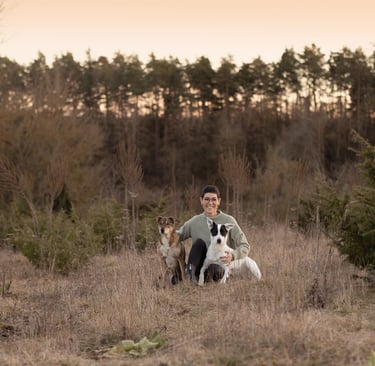 Lena Mattes Hundetrainerin aus Frickenhausen mit ihren bedien Hunden beim Fotoshooting am Waldrand