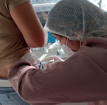 aluna em prática no curso de aplicação de injetáveis em recife no centro de saúde rego barros