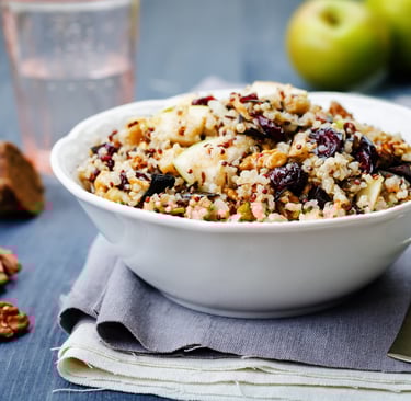 Salade de quinoa aux pommes, noix et cranberries