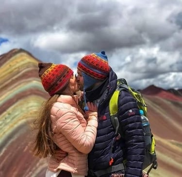 pareja felices en montaña de colores vinicunca