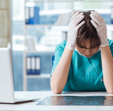 Negligencia médica al confundir una hemorragia cerebral 
