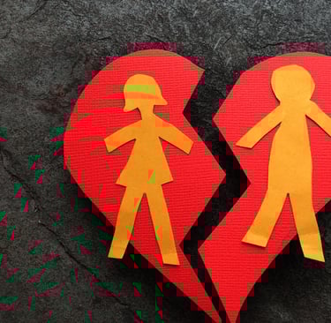 un corazón roto, dos personas que terminaron su relación y se separan