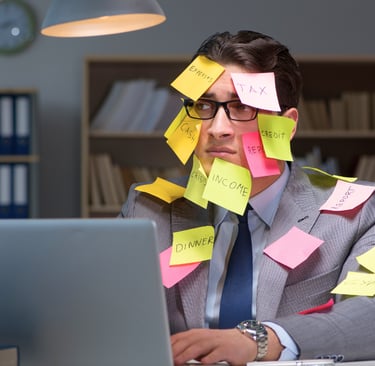 Hombre abrumado por el trabajo con mucha carga laboral
