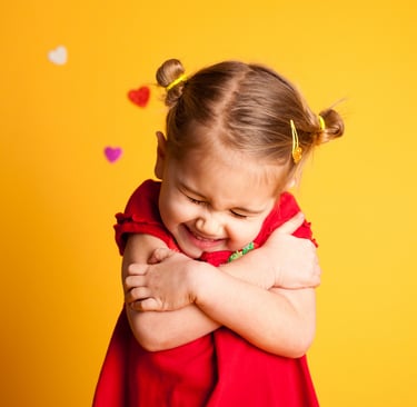 amor propio, niña se abraza con amor y ternura