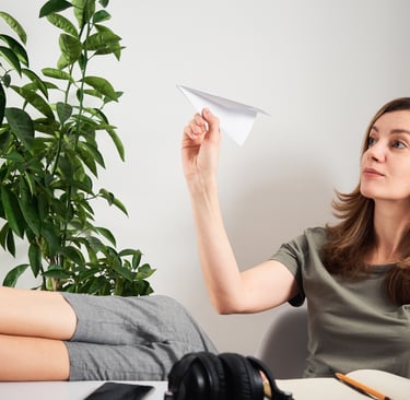 persona en oficina procastinando.