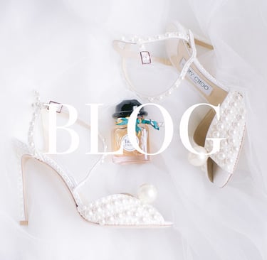 une paire de chaussures de mariage ornées de perles