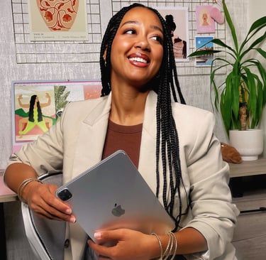 Mélissa souriante. Graphiste et illustratrice freelance à Marseille, créant des visuels élégants.