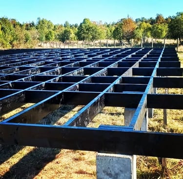 Envigado estructural con vigas 2x8 de 4 metros para base de casa SIP, nivelado y alineado