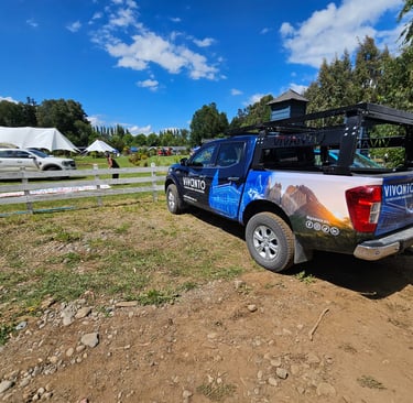 Camioneta Vivanto rotulada en Ecofest, Cunco (Araucanía), construcción panel sip
