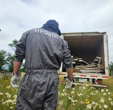 Retiro de escombros de construcción con camión autorizado, gestión responsable de residuos.