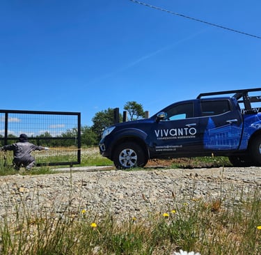 Instalación de portón metálico con fundaciones de hormigón en parcela rural, obra civil menor