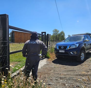 Instalación de portón metálico con fundaciones de hormigón en parcela rural, obra civil menor
