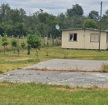 Radier mal ejecutado con base deficiente y hormigón de baja calidad, generando riesgo estructural