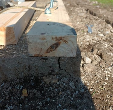 Radier mal ejecutado con base deficiente y hormigón de baja calidad, generando riesgo estructural