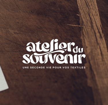 Logo L'Atelier du Souvenir sur fond bois brun, design par Marion Guizzardi, directrice artistique, Montpellier.