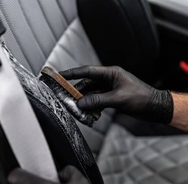Interjööri hooldus: Siin on kujutatud auto sise hooldamist, sealhulgas puhastamist ja värskendust