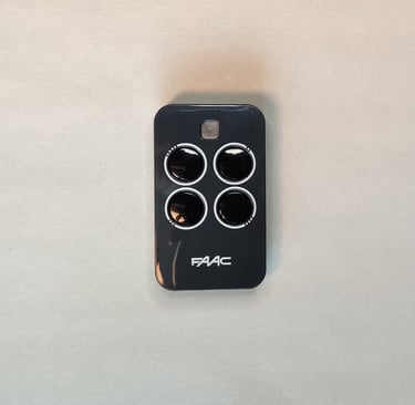 FAAC vartų pultelis 433 MHz – nuotolinio valdymo pultas su Rolling Code, tinkamas garažo vartams
