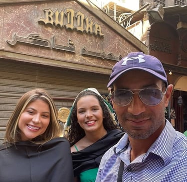 Com monique Salum esposa do jogador de futebol brasileiro Fred que joga em manshester visitando khan el khalili