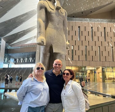 Turistas portugueses visitando as Pirâmides de Gizé com guia em português