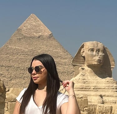 uma foto de uma menina brasileira no egito 