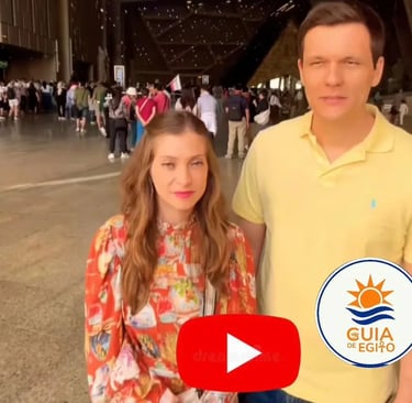 Casal de turistas de brasil durante o passeio para grande museu egipcio relatando como foi a qualidade de nosso servico