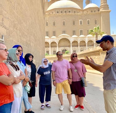 grupo de turistas de brasil ouvindo as explicacoes do hado na mesquita de mohamed ali 