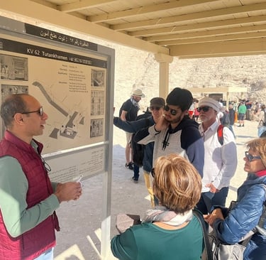 o que fazer em luxor , oguia hadi salah explicando para um grupo brasileiro sobre o vale dos reis