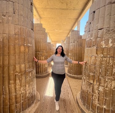 dentro de templo de hebsed em saqqara com nosso guia hadi 