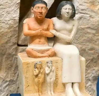 DETALHES SOBRE A ESCULTURA Museu Egípcio Pedra calcária PINTADA ALTURA 43 CM, LARGURA 22,5 CM; Gizé, TÚMULO DO SENEB; ESCAVAÇ