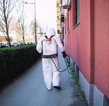 Un professionnel pulvérise une protection à l'extérieur d'un bâtiment.