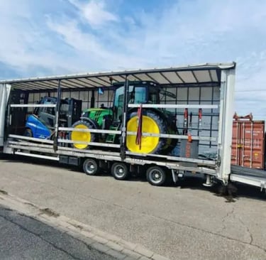 Spezialtransport Stapler und Traktor