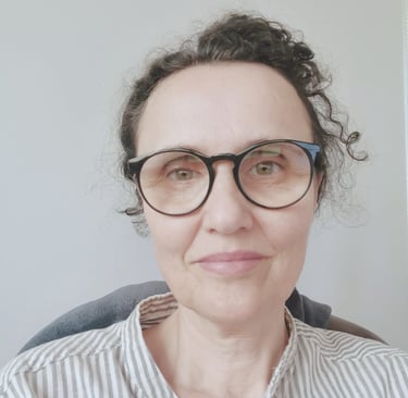 Rosa M Sepulveda, arterapeuta analitica integrativa y artista multidisciplinar. Licenciada