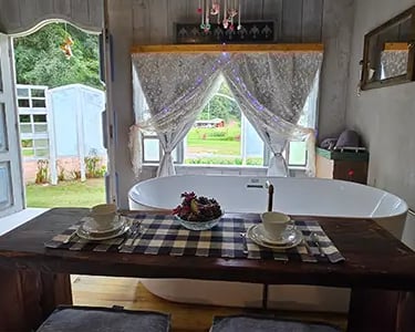 quarto com mesa e uma banheira 