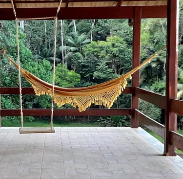 Rede de dormir pendurada em uma varanda