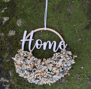 Aro de madera con palabra personalizable y adornado con flores secas y preservadas, ideal decorar